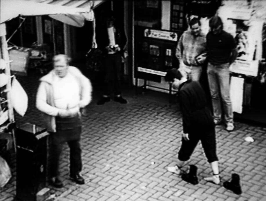 Mona Hatoum, Strassenperformance in Brixton für die Ausstellung «Roadworks», Brixton Artists Collective, 1985 